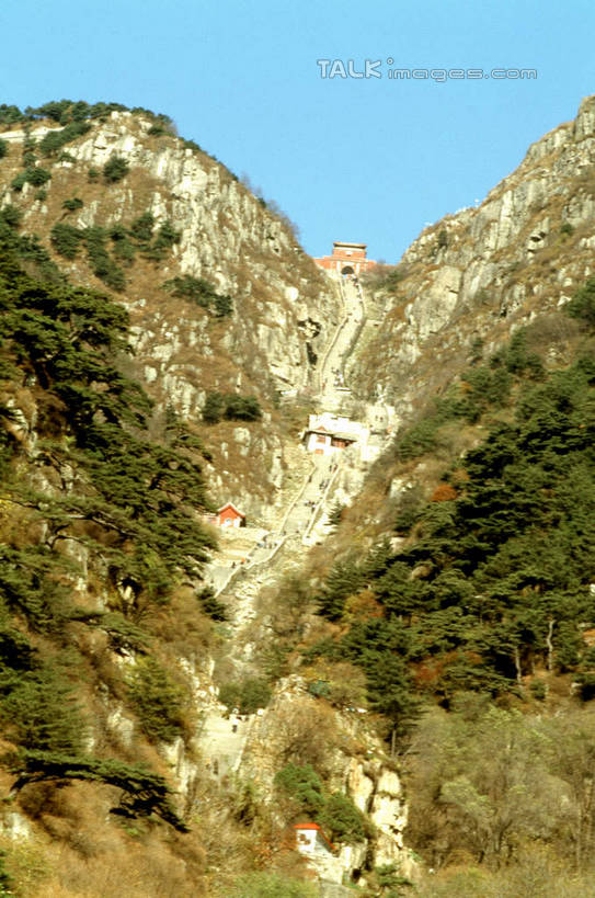 无人,竖图,室外,白天,正面,旅游,度假,石头,美景,森林,山,山脉,树林,植物,泰山,中国,亚洲,阴影,光线,石子,影子,景观,山峰,山峦,娱乐,山东,树,树木,蓝色,绿色,蓝天,天空,阳光,自然,群山,天,享受,休闲,景色,放松,生长,晴朗,成长,自然风光,东亚,山东省,泰安,万里无云,中华人民共和国,华东地区,鲁,泰安市,岱山,岱宗,东岳,中国五岳之首,石块,岩石,晴空,晴空万里,彩图,shcm1