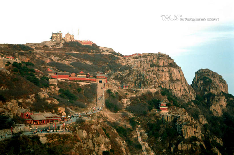 无人,家,横图,室外,白天,正面,旅游,度假,石头,美景,名胜古迹,森林,山,山脉,树林,植物,标志建筑,地标,建筑,泰山,中国,亚洲,阴影,遗迹,光线,石子,影子,房屋,屋子,景观,山峰,山峦,古迹,文物,娱乐,建设,古建筑,山东,楼房,住宅,树,树木,绿色,天空,阳光,自然,群山,天,享受,休闲,旅游胜地,景色,放松,生长,成长,自然风光,古文明,东亚,山东省,泰安,中华人民共和国,华东地区,鲁,泰安市,岱山,岱宗,东岳,中国五岳之首,石块,岩石,彩图,房子,shcm1