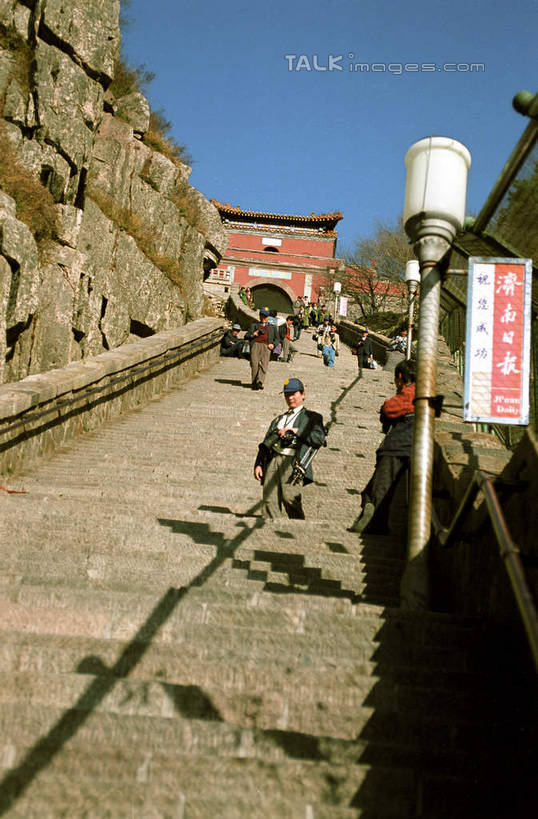 无人,竖图,室外,白天,正面,旅游,度假,石头,美景,植物,楼梯,泰山,中国,亚洲,阴影,光线,石子,影子,阶梯,景观,娱乐,山东,台阶,树,树木,蓝色,绿色,蓝天,天空,阳光,自然,天,享受,休闲,景色,放松,生长,晴朗,成长,自然风光,东亚,山东省,泰安,万里无云,中华人民共和国,华东地区,鲁,泰安市,岱山,岱宗,东岳,中国五岳之首,石块,岩石,晴空,晴空万里,彩图,shcm1