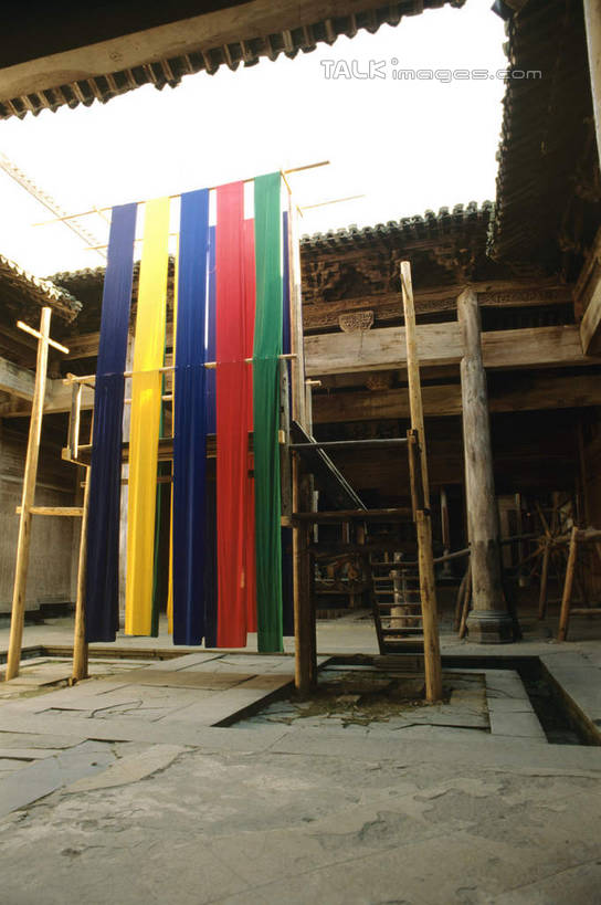 无人,家,竖图,室外,白天,仰视,旅游,度假,黄山,美景,中国,亚洲,吊挂,悬挂,花纹,布,图案,房屋,屋子,景观,挂,布纹,娱乐,楼房,住宅,天空,自然,天,享受,休闲,景色,放松,布匹,自然风光,东亚,安徽,安徽省,黄山市,染缸,黟县,南屏,南屏村,中华人民共和国,华东地区,皖,彩图,低角度拍摄,房子,碧阳,碧阳镇,shcm1