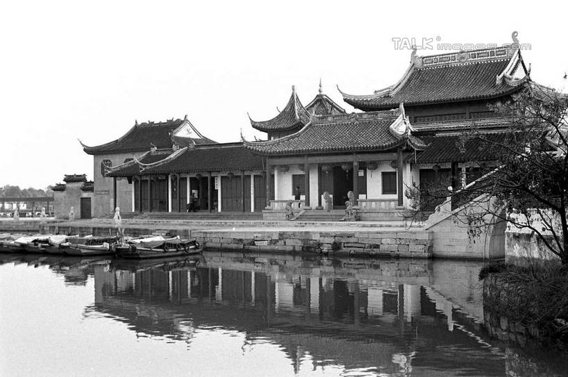 无人,家,横图,黑白,室外,白天,正面,旅游,度假,河流,美景,水,植物,中国,亚洲,波纹,房屋,屋子,河水,景观,水流,涟漪,娱乐,江苏,楼房,住宅,树,树木,倒影,水纹,天空,自然,波浪,天,享受,休闲,景色,放松,生长,成长,倒映,自然风光,东亚,江苏省,锦溪,昆山,昆山市,中华人民共和国,华东地区,苏,水晕,反照,鹿城,房子,锦溪镇,shcm1