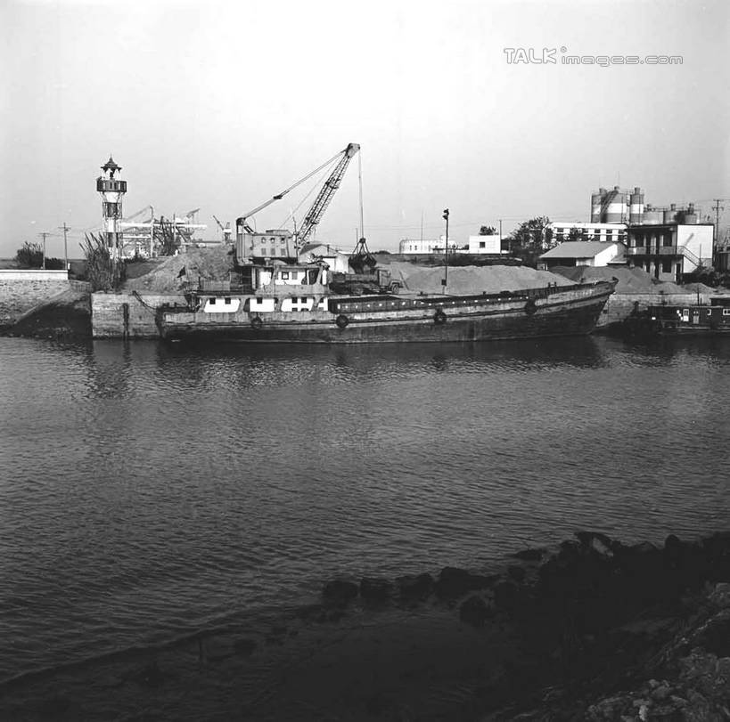 无人,码头,横图,黑白,室外,白天,正面,旅游,度假,技术,海浪,海洋,美景,港口,建筑,上海,中国,亚洲,景观,浪花,娱乐,设备,施工,天空,自然,海水,天,享受,休闲,机械,起重机,景色,放松,申,工程,自然风光,海景,东亚,上海市,长兴岛,中华人民共和国,沪,华东地区,崇明县,大海,风浪,海,海水的波动,近岸浪,涌浪,摆渡口,埠头,渡口,渡头,港湾,海港,货运码头,口岸,商港,shcm1