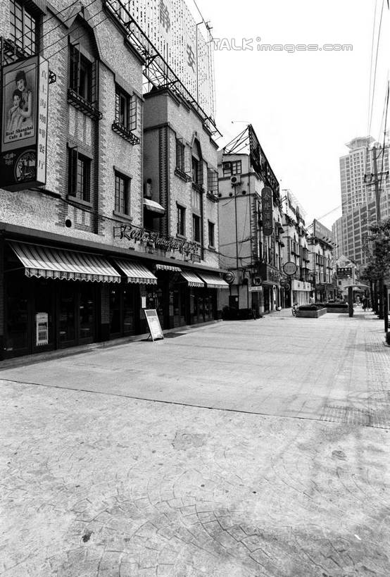 无人,家,商店,竖图,黑白,室外,白天,正面,购物,旅游,度假,消费,美景,窗户,城市风光,超市,城市,道路,建筑,路,商场,上海,中国,亚洲,房屋,墙,屋子,景观,公寓,小路,交通,娱乐,建设,洋房,楼房,玻璃窗,墙壁,墙面,住宅,天空,天,享受,休闲,景色,放松,金融,百货,申,选购,贸易,百货公司,东亚,上海市,华山路,延安路,中华人民共和国,沪,华东地区,血拼,房子,购物商场,购物中心,商业中心,shcm1