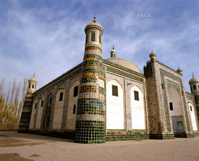 无人,横图,室外,白天,仰视,旅游,度假,名胜古迹,植物,标志建筑,地标,建筑,中国,亚洲,阴影,遗迹,光线,影子,墙,云,云朵,云彩,古迹,文物,娱乐,建设,古建筑,墙壁,墙面,树,树木,蓝色,绿色,白云,蓝天,天空,阳光,自然,天,享受,休闲,墓地,旅游胜地,放松,生长,晴朗,成长,坟墓,陵墓,坟场,古文明,东亚,喀什,香妃墓,新疆,中华人民共和国,新疆维吾尔自治区,西北地区,喀什市,晴空,彩图,低角度拍摄,喀什地区,香妃墓地,新,shcm1