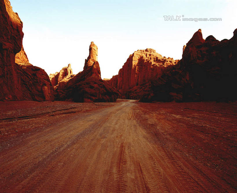 无人,横图,室外,白天,正面,旅游,度假,石头,美景,山,山脉,峡谷,道路,路,中国,亚洲,阴影,光线,石子,影子,景观,山峰,小路,交通,山谷,山峦,娱乐,蓝色,蓝天,天空,阳光,自然,群山,天,享受,休闲,景色,放松,乡间小路,晴朗,岩层,自然风光,东亚,库车,天山大峡谷,新疆,万里无云,中华人民共和国,新疆维吾尔自治区,西北地区,石块,岩石,晴空,晴空万里,彩图,阿克苏地区,库车大峡谷,库车县,新,shcm1