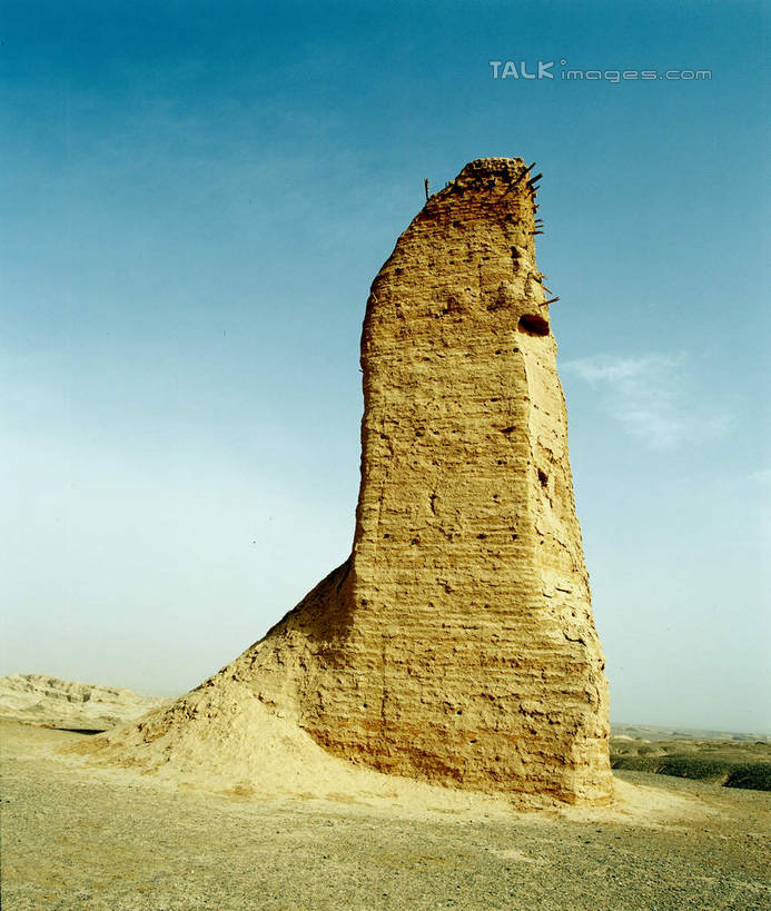 无人,竖图,室外,白天,正面,旅游,度假,石头,美景,名胜古迹,标志建筑,地标,建筑,中国,亚洲,阴影,遗迹,光线,石子,影子,景观,古迹,文物,娱乐,建设,古建筑,蓝色,蓝天,天空,阳光,自然,天,享受,休闲,旅游胜地,景色,放松,晴朗,自然风光,烽火台,古文明,东亚,库车,新疆,万里无云,中华人民共和国,新疆维吾尔自治区,西北地区,石块,岩石,晴空,晴空万里,彩图,阿克苏地区,克孜尔尕哈烽燧,库车县,墩台,烽堠,烽燧,烟墩,新,shcm1