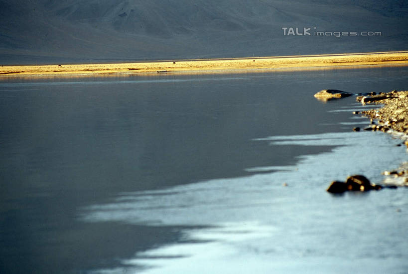 无人,横图,俯视,室外,白天,旅游,度假,湖,湖泊,石头,美景,水,中国,亚洲,阴影,波纹,光线,石子,影子,湖面,景观,水流,水面,涟漪,娱乐,倒影,水纹,阳光,自然,波浪,湖水,享受,休闲,景色,放松,倒映,自然风光,东亚,新疆,喀拉库勒湖,卡拉库勒湖,中华人民共和国,水晕,新疆维吾尔自治区,西北地区,克孜勒苏,克孜勒苏柯尔,克孜勒苏柯尔克孜自治州,反照,石块,岩石,彩图,高角度拍摄,阿克陶,阿克陶县,新,shcm1