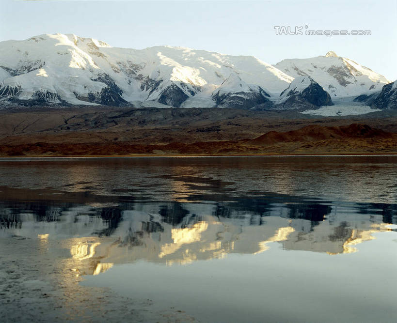 无人,横图,室外,白天,正面,旅游,度假,湖,湖泊,石头,美景,山,水,雪,雪山,大雪,中国,亚洲,阴影,波纹,光线,石子,影子,冰,湖面,积雪,景观,山峰,水流,水面,雪景,冬季,冬天,涟漪,山峦,娱乐,蓝色,倒影,蓝天,水纹,天空,阳光,自然,波浪,湖水,天,享受,休闲,景色,放松,寒冷,晴朗,冰冷,倒映,自然风光,东亚,新疆,喀拉库勒湖,卡拉库勒湖,万里无云,中华人民共和国,水晕,严寒,冰凉,酷寒,凛冽,凛凛,极冷,新疆维吾尔自治区,西北地区,克孜勒苏,克孜勒苏柯尔,克孜勒苏柯尔克孜自治州,反照,石块,岩石,晴空,晴空万里,彩图,阿克陶,阿克陶县,新,shcm1