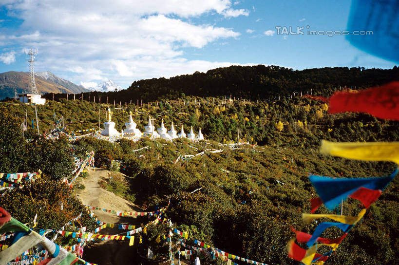 无人,寺庙,横图,室外,白天,正面,旅游,度假,石头,名胜古迹,山,山脉,树林,植物,标志建筑,地标,建筑,旗帜,中国,亚洲,阴影,节日,遗迹,光线,石子,影子,山峰,云,云朵,山峦,燃烧,云彩,古迹,文化,文物,娱乐,旗子,建设,古建筑,飞来寺,云南,经幡,树,树木,蓝色,绿色,白云,蓝天,天空,阳光,自然,香火,庙宇,群山,天,祈祷,享受,休闲,健康,旅游胜地,放松,许愿,宗教,信仰,生长,晴朗,成长,纪念,祈求,古文明,东亚,云南省,曲靖市,曲靖,风马旗,中华人民共和国,西南地区,旌旗,旗号,滇,平安,石块,岩石,晴空,彩图,庙,寺,师宗,师宗县,shcm1