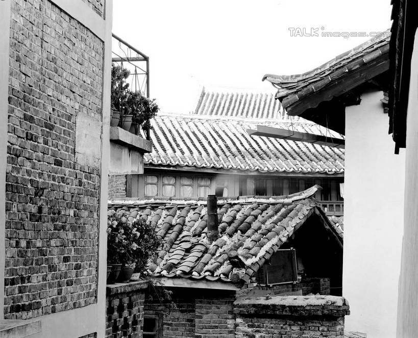 无人,家,横图,黑白,室外,白天,正面,旅游,度假,名胜古迹,标志建筑,地标,建筑,丽江,中国,亚洲,遗迹,瓦片,房屋,墙,屋顶,屋子,顶棚,瓦,古迹,文物,娱乐,建设,古建筑,楼房,云南,墙壁,墙面,住宅,享受,休闲,旅游胜地,放松,建造,古文明,东亚,屋瓦,云南省,丽江古城,中华人民共和国,西南地区,滇,丽江市,房子,大研古城,丽江古镇,shcm1