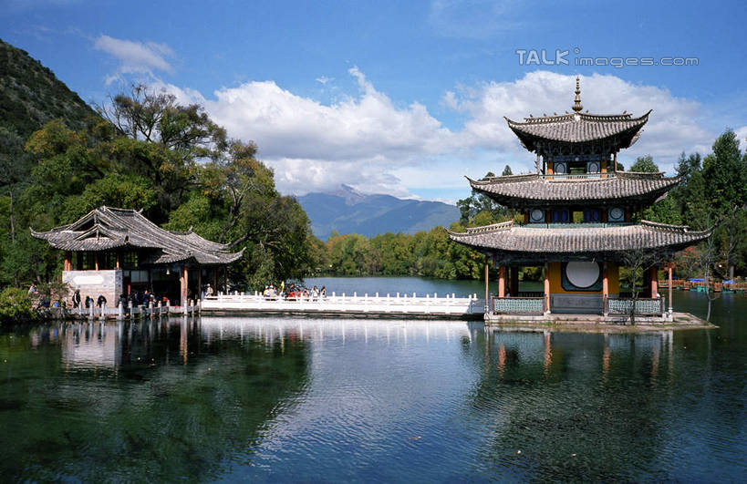 无人,公园,横图,室外,白天,正面,旅游,度假,湖,湖泊,名胜古迹,树林,水,植物,标志建筑,地标,建筑,丽江,中国,亚洲,阴影,波纹,遗迹,光线,影子,亭子,湖面,水流,水面,云,云朵,涟漪,云彩,古迹,文物,娱乐,建设,古建筑,云南,树,树木,蓝色,绿色,白云,倒影,蓝天,水纹,天空,阳光,自然,波浪,湖水,天,享受,休闲,旅游胜地,放松,生长,晴朗,成长,倒映,古文明,东亚,云南省,黑龙潭公园,丽江古城,中华人民共和国,水晕,西南地区,滇,丽江市,反照,玉泉公园,晴空,彩图,大研古城,丽江古镇,丽江黑龙潭,shcm1