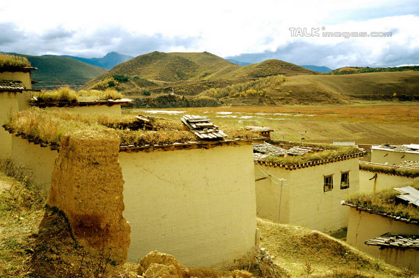 无人,家,横图,室外,白天,正面,旅游,度假,美景,山,山脉,植物,香格里拉,中国,亚洲,阴影,枯萎,光线,影子,房屋,屋子,景观,山峰,云,云朵,枯草,山峦,云彩,娱乐,楼房,迪庆,云南,住宅,草,黄色,蓝色,白云,蓝天,天空,阳光,自然,群山,天,享受,休闲,景色,放松,晴朗,自然风光,东亚,中甸,迪庆藏族自治州,云南省,中华人民共和国,西南地区,滇,迪庆州,香格里拉县,晴空,彩图,房子,shcm1