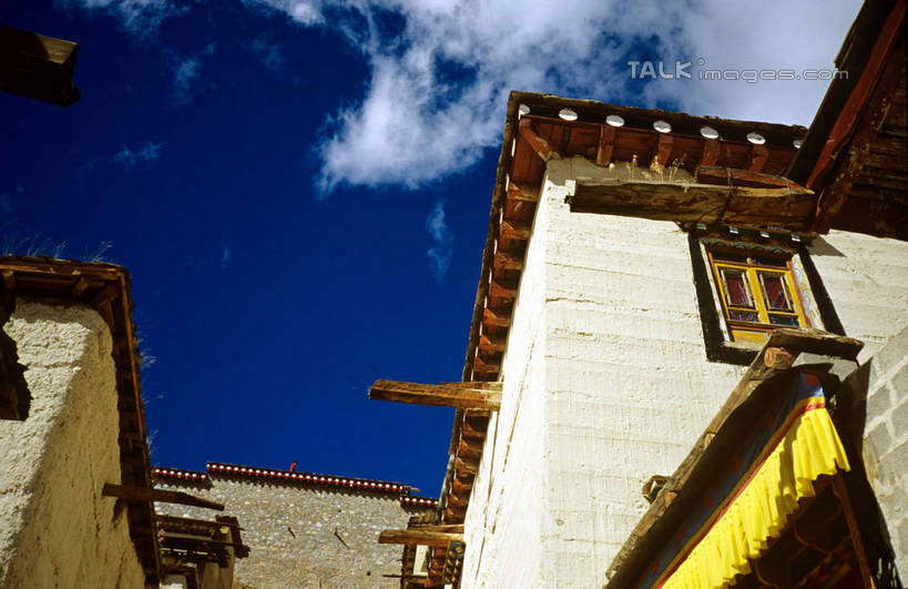 无人,寺庙,横图,室外,白天,仰视,旅游,度假,名胜古迹,标志建筑,地标,建筑,香格里拉,中国,亚洲,阴影,节日,遗迹,光线,影子,墙,云,云朵,燃烧,云彩,古迹,文化,文物,娱乐,建设,古建筑,迪庆,云南,墙壁,墙面,蓝色,白云,蓝天,天空,阳光,香火,庙宇,天,祈祷,享受,休闲,健康,旅游胜地,放松,许愿,宗教,信仰,晴朗,纪念,祈求,古文明,东亚,中甸,松赞林寺,迪庆藏族自治州,云南省,噶丹松赞林寺,中华人民共和国,西南地区,滇,迪庆州,香格里拉县,噶丹.松赞林寺,归化寺,平安,晴空,彩图,低角度拍摄,庙,寺,shcm1