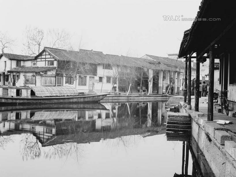 无人,家,横图,黑白,室外,白天,正面,旅游,度假,河流,名胜古迹,水,标志建筑,地标,建筑,中国,亚洲,波纹,遗迹,房屋,屋子,河水,水流,涟漪,古迹,文物,娱乐,建设,古建筑,浙江,楼房,住宅,浙江省,倒影,水纹,天空,波浪,天,享受,休闲,旅游胜地,放松,倒映,古文明,东亚,绍兴,中华人民共和国,华东地区,水晕,浙,绍兴市,反照,房子,shcm1