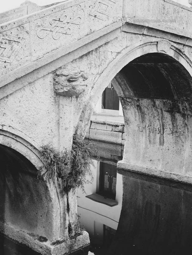 无人,竖图,俯视,黑白,室外,白天,旅游,度假,河流,石头,名胜古迹,水,标志建筑,地标,建筑,中国,亚洲,波纹,遗迹,石子,河水,水流,桥,涟漪,古迹,文物,娱乐,建设,古建筑,石桥,浙江,拱桥,栈桥,浙江省,倒影,水纹,波浪,享受,休闲,旅游胜地,放松,拱形,人行桥,石拱桥,倒映,古文明,东亚,绍兴,中华人民共和国,华东地区,水晕,浙,绍兴市,反照,石块,高角度拍摄,shcm1