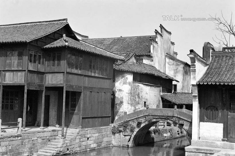 无人,家,横图,黑白,室外,白天,正面,旅游,度假,河流,石头,名胜古迹,水,标志建筑,地标,建筑,中国,亚洲,阴影,波纹,遗迹,光线,石子,影子,房屋,屋子,河水,水流,桥,涟漪,古迹,文物,娱乐,建设,古建筑,石桥,浙江,楼房,拱桥,住宅,栈桥,浙江省,倒影,水纹,天空,阳光,波浪,天,享受,休闲,旅游胜地,放松,拱形,人行桥,石拱桥,倒映,古文明,东亚,乌镇,桐乡,中华人民共和国,华东地区,水晕,浙,嘉兴,嘉兴市,桐乡市,反照,石块,房子,青墩,乌墩,乌戍,shcm1
