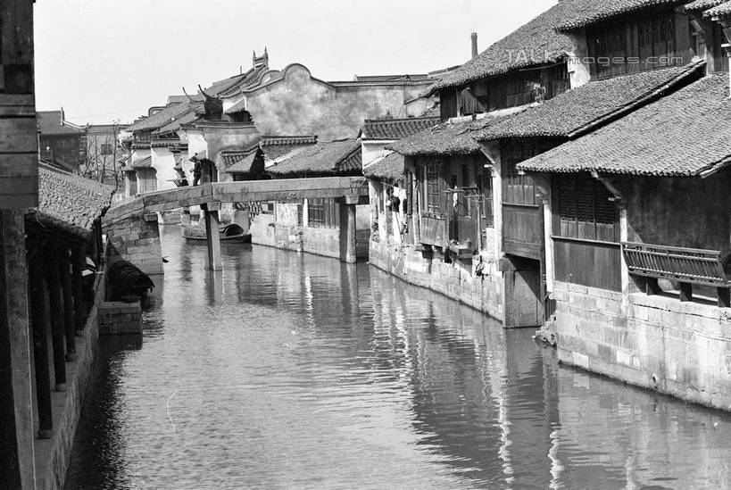 无人,家,横图,黑白,室外,白天,正面,旅游,度假,河流,石头,名胜古迹,水,标志建筑,地标,建筑,中国,亚洲,阴影,波纹,遗迹,光线,石子,影子,房屋,屋子,河水,水流,桥,涟漪,古迹,文物,娱乐,建设,古建筑,石桥,浙江,楼房,拱桥,住宅,栈桥,浙江省,倒影,水纹,天空,阳光,波浪,天,享受,休闲,旅游胜地,放松,拱形,人行桥,石拱桥,倒映,古文明,东亚,乌镇,桐乡,中华人民共和国,华东地区,水晕,浙,嘉兴,嘉兴市,桐乡市,反照,石块,房子,青墩,乌墩,乌戍,shcm1