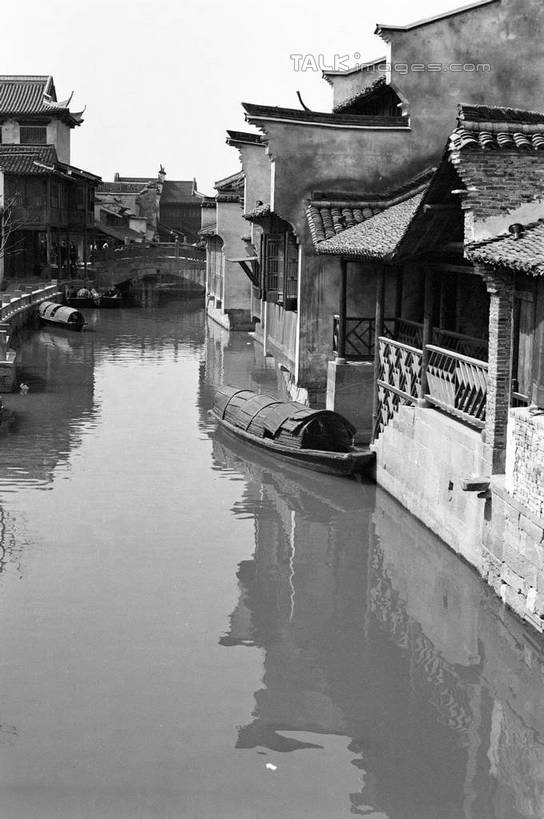 无人,家,竖图,黑白,室外,白天,正面,旅游,度假,河流,名胜古迹,水,标志建筑,地标,建筑,中国,亚洲,阴影,波纹,遗迹,光线,影子,房屋,屋子,河水,水流,涟漪,古迹,文物,娱乐,建设,古建筑,浙江,楼房,住宅,浙江省,倒影,水纹,天空,阳光,波浪,天,享受,休闲,旅游胜地,放松,倒映,古文明,东亚,乌镇,桐乡,中华人民共和国,华东地区,水晕,浙,嘉兴,嘉兴市,桐乡市,反照,房子,青墩,乌墩,乌戍,shcm1