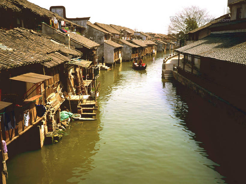 无人,家,横图,俯视,室外,白天,旅游,度假,河流,名胜古迹,水,植物,标志建筑,地标,建筑,中国,亚洲,阴影,波纹,遗迹,光线,影子,房屋,屋子,河水,水流,涟漪,古迹,文物,娱乐,建设,古建筑,浙江,楼房,住宅,树,树木,浙江省,绿色,倒影,水纹,天空,阳光,自然,波浪,天,享受,休闲,旅游胜地,放松,生长,成长,倒映,古文明,东亚,乌镇,桐乡,中华人民共和国,华东地区,水晕,浙,嘉兴,嘉兴市,桐乡市,反照,彩图,高角度拍摄,房子,青墩,乌墩,乌戍,shcm1