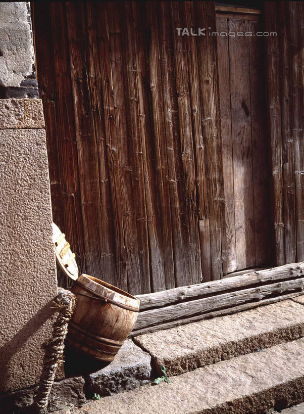 无人,家,竖图,室外,白天,正面,旅游,度假,名胜古迹,门,生活用品,标志建筑,地标,建筑,中国,亚洲,遗迹,房屋,马桶,屋子,古迹,文物,娱乐,建设,古建筑,浙江,楼房,住宅,浙江省,一个,门框,享受,休闲,旅游胜地,放松,座便器,单个,卫浴,古文明,东亚,乌镇,桐乡,中华人民共和国,华东地区,浙,子孙桶,嘉兴,嘉兴市,桐乡市,彩图,房子,青墩,乌墩,乌戍,shcm1