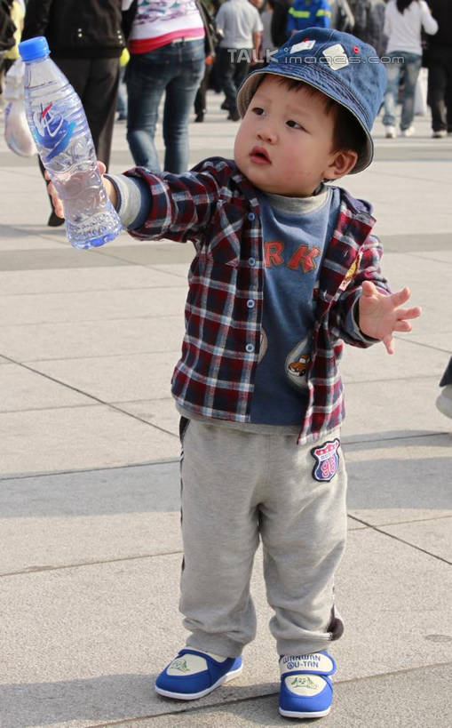 东方人,儿童,一个人,站,竖图,室外,白天,正面,纯洁,水,帽子,亚洲,仅一个男性,仅一个人,握,阴影,服装,光线,液体,影子,拿,拿着,注视,休闲装,黄种人,饮用水,小孩,衣服,阳光,瓶子,塑料制品,遮阳帽,矿泉水,观察,看,站着,仅一个小孩,休闲,休闲服,塑料瓶,可爱,童年,童趣,握着,服饰,观看,察看,关注,童真,蒸馏水,烂漫,无邪,天真,男孩,男人,男性,亚洲人,孩子,站立,彩图,全身,男生,shcy1