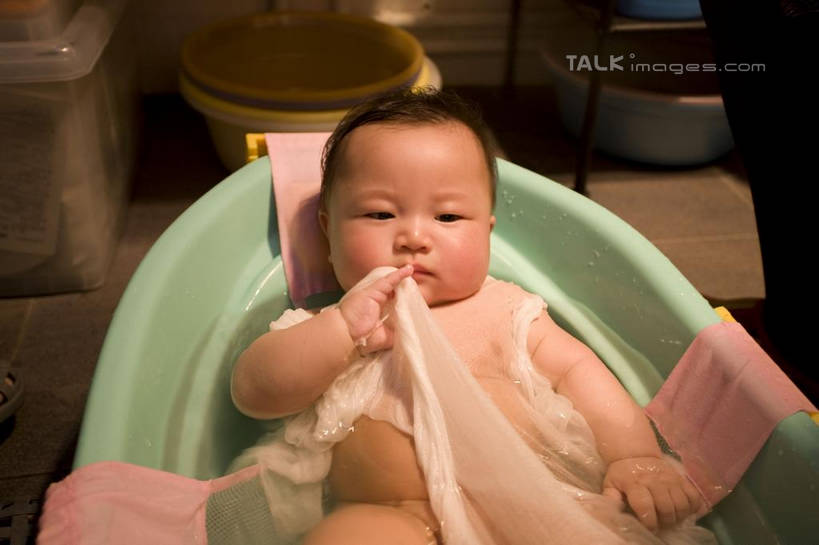 东方人,婴儿,儿童,一个人,躺,横图,俯视,室内,白天,洗澡,纯洁,安全,亚洲,仅一个人,握,阴影,反射,纺织物,影子,防护,拿,拿着,注视,黄种人,干净,裸露,小孩,容器,毛巾,观察,看,清洁,享受,健康,浴盆,放松,可爱,握着,保健,活泼,观看,储藏,保暖,保护,察看,卫生,储存,关注,宝宝,裸,澡盆,保险,透气,纯真,烂漫,无邪,防水,保全,周全,安稳,安定,泡汤,储水,耐磨,吸水,卧着,伶俐,平安,天真,亚洲人,孩子,躺着,卧,半身,彩图,高角度拍摄,沐浴,婴儿浴盆,贮存,shcy1