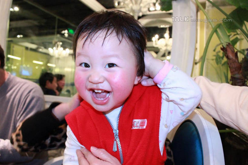 东方人,婴儿,儿童,一个人,餐厅,坐,笑,大笑,横图,室内,白天,正面,婴儿服装,兴奋,纯洁,窗户,亚洲,仅一个人,注视,黄种人,玻璃窗,小孩,观察,看,张嘴,可爱,活泼,观看,察看,关注,宝宝,张大嘴巴,纯真,烂漫,无邪,哈哈大笑,伶俐,天真,亚洲人,孩子,张开嘴,坐着,半身,彩图,婴儿服,高兴,狂笑,餐馆,饭店,饭馆,shcy1