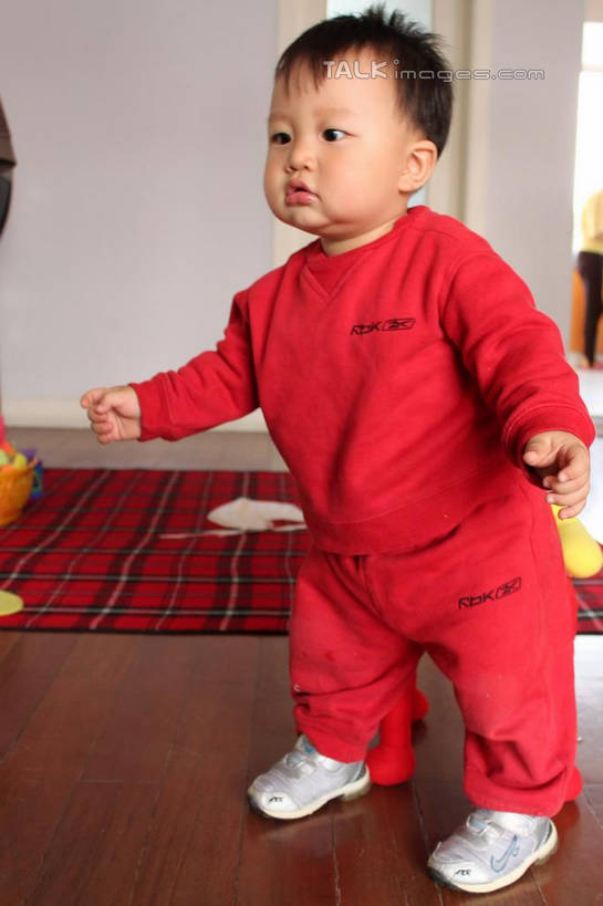 东方人,婴儿,儿童,一个人,站,竖图,室内,白天,正面,婴儿服装,纯洁,地板,地毯,亚洲,仅一个人,服装,装饰,编织,手工艺品,墙,织物,地面,注视,黄种人,木地板,墙壁,墙面,小孩,衣服,红色,工艺品,观察,看,站着,可爱,服饰,活泼,观看,华丽,修饰,点缀,察看,衣着,穿着,关注,宝宝,纯真,烂漫,无邪,衬托,美观,雅致,雅观,衣饰,伶俐,天真,亚洲人,孩子,站立,彩图,全身,婴儿服,shcy1