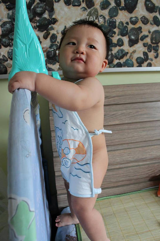 东方人,婴儿,儿童,一个人,站,笑,微笑,竖图,室内,白天,侧面,婴儿服装,纯洁,亚洲,仅一个人,墙,扭头,注视,黄种人,墙壁,墙面,小孩,观察,看,站着,转头,肚兜,可爱,搭,活泼,观看,察看,搭着,关注,宝宝,纯真,烂漫,无邪,伶俐,天真,亚洲人,孩子,站立,半身,彩图,婴儿服,shcy1