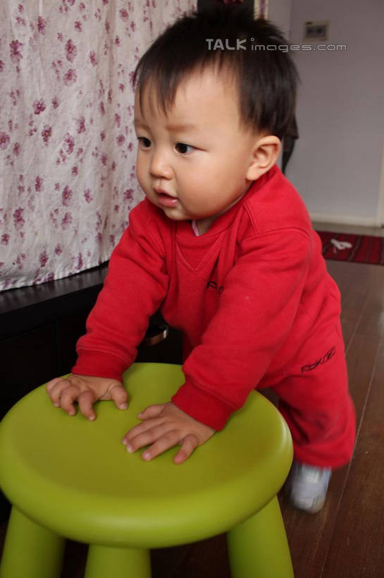 东方人,婴儿,儿童,一个人,站,竖图,室内,白天,正面,婴儿服装,纯洁,窗帘,椅子,亚洲,仅一个人,服装,装饰,塑料,注视,黄种人,小孩,衣服,红色,帘子,塑料制品,观察,看,站着,遮阳,可爱,搭,服饰,活泼,观看,华丽,修饰,点缀,察看,衣着,穿着,搭着,关注,宝宝,纯真,烂漫,无邪,衬托,美观,雅致,雅观,衣饰,伶俐,天真,亚洲人,孩子,站立,彩图,全身,婴儿服,shcy1