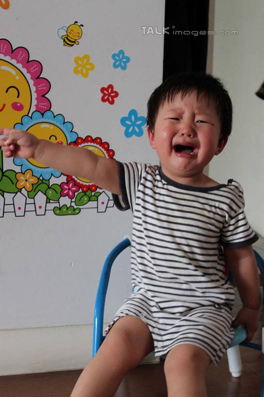 东方人,儿童,一个人,坐,举,闭眼,哭,竖图,室内,白天,正面,纯洁,椅子,亚洲,仅一个男性,仅一个人,服装,塑料,墙,休闲装,黄种人,墙壁,墙面,小孩,衣服,塑料制品,托,张嘴,仅一个小孩,休闲,休闲服,可爱,童年,童趣,眼泪,服饰,泪水,张大嘴巴,童真,烂漫,无邪,天真,男孩,男人,男性,亚洲人,孩子,张开嘴,闭眼睛,闭着眼,闭着眼睛,举起,举手,举着,向上举,向上伸,向上托,坐着,半身,彩图,哭泣,哭啼,男生,shcy1