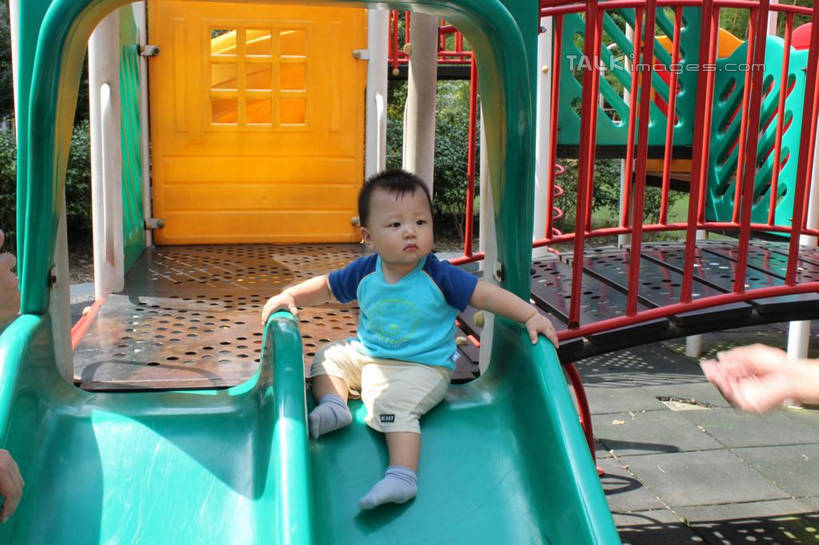 东方人,婴儿,儿童,一个人,游乐园,坐,横图,室外,白天,正面,游戏,纯洁,游乐场,玩具,亚洲,仅一个人,服装,玩,注视,休闲装,黄种人,娱乐,运动器械,小孩,衣服,观察,看,休闲,休闲服,滑滑梯,滑梯,可爱,益智,服饰,活泼,观看,活动,察看,发泄,关注,消遣,智力,宝宝,纯真,烂漫,无邪,宣泄,乐园,主题公园,伶俐,天真,亚洲人,孩子,玩耍,嬉戏,坐着,彩图,全身,人造公园,主题乐园,shcy1