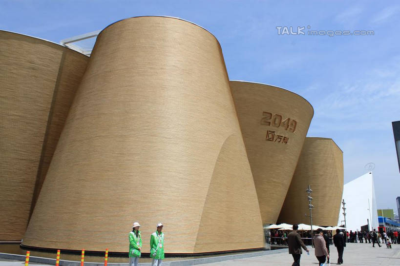 东方人,走,横图,室外,白天,仰视,度假,美景,城市风光,标志建筑,城市,地标,建筑,路灯,照明,上海,中国,亚洲,行人,游客,游人,阴影,服装,光线,伞,影子,雨伞,遮阳伞,景观,云,云朵,灯光,许多人,云彩,休闲装,黄种人,娱乐,阳伞,建设,路人,旅客,灯,衣服,蓝色,白云,蓝天,天空,阳光,天,一群人,享受,休闲,休闲服,上海世博馆,世博馆,万科馆,上海世博会,世博,世博会,景色,放松,服饰,晴朗,照亮,申,太阳伞,照明设备,东亚,世博园,上海市,中华人民共和国,沪,华东地区,过客,男人,男性,年轻男性,年轻女性,女人,女性,亚洲人,晴空,步行,散步,走路,半身,彩图,低角度拍摄,万科企业馆,shcy1