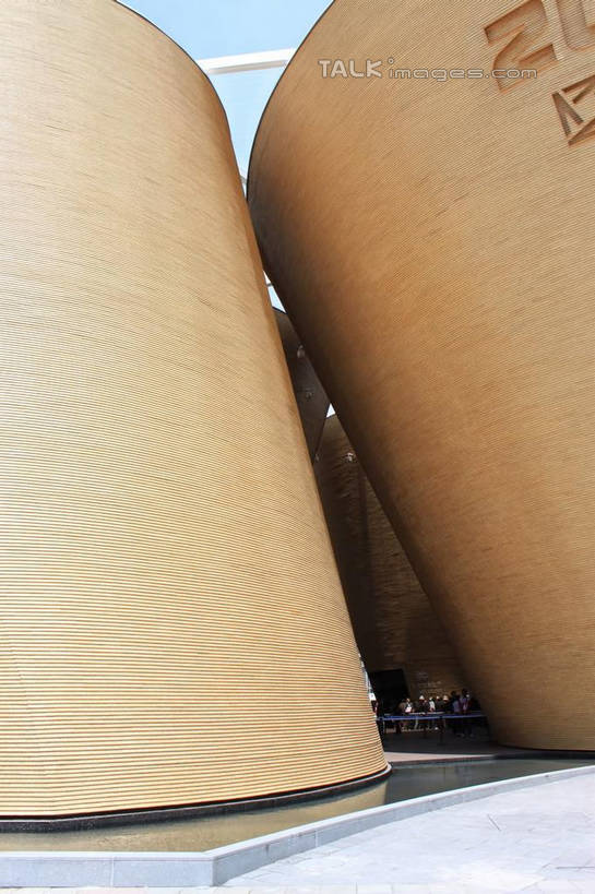 无人,竖图,室外,白天,仰视,度假,美景,城市风光,标志建筑,城市,地标,建筑,上海,中国,亚洲,阴影,光线,标志,文字,影子,字符,字母,墙,景观,娱乐,标识,建设,墙壁,墙面,蓝色,蓝天,天空,阳光,天,享受,休闲,上海世博馆,世博馆,万科馆,上海世博会,世博,世博会,景色,放松,晴朗,申,东亚,世博园,上海市,万里无云,中华人民共和国,沪,华东地区,晴空,晴空万里,彩图,低角度拍摄,万科企业馆,shcy1