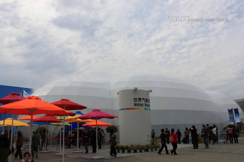 东方人,站,横图,室外,白天,正面,度假,美景,城市风光,标志建筑,城市,地标,建筑,上海,中国,亚洲,行人,游客,游人,服装,英文,标志,伞,文字,雨伞,遮阳伞,字符,字母,墙,景观,云,云朵,许多人,云彩,休闲装,黄种人,娱乐,标识,阳伞,建设,路人,旅客,墙壁,墙面,衣服,蓝色,白云,蓝天,天空,天,站着,一群人,享受,休闲,休闲服,世界气象馆,上海世博馆,世博馆,上海世博会,世博,世博会,景色,放松,服饰,晴朗,英文字母,申,太阳伞,东亚,气象馆,世博园,上海市,中华人民共和国,沪,华东地区,过客,男人,男性,年轻男性,年轻女性,女人,女性,亚洲人,晴空,站立,半身,彩图,shcy1