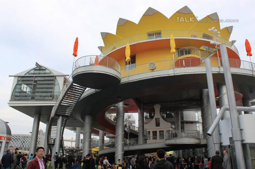 东方人,站,走,横图,室外,白天,仰视,度假,美景,城市风光,标志建筑,城市,地标,建筑,旗帜,上海,中国,亚洲,行人,游客,游人,服装,墙,景观,许多人,休闲装,黄种人,娱乐,旗子,建设,路人,旅客,墙壁,墙面,衣服,天空,天,站着,一群人,享受,休闲,休闲服,上海世博馆,世博馆,荷兰馆,上海世博会,世博,世博会,景色,放松,服饰,申,东亚,世博园,上海市,中华人民共和国,沪,华东地区,旌旗,旗号,过客,男人,男性,年轻男性,年轻女性,女人,女性,亚洲人,步行,散步,站立,走路,半身,彩图,低角度拍摄,荷兰国家馆,shcy1