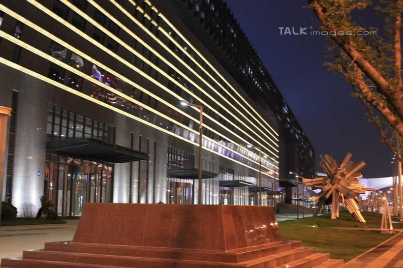 无人,横图,室外,夜晚,正面,度假,美景,植物,城市风光,标志建筑,城市,地标,建筑,路灯,夜景,照明,雕塑,上海,中国,亚洲,阴影,艺术,装饰,光线,雕刻,雕像,影子,景观,灯光,娱乐,建设,灯,树,树木,绿色,自然,工艺品,享受,休闲,世博新闻中心,世博中心,上海世博馆,世博馆,上海世博会,世博,世博会,景色,放松,生长,成长,纪念,照亮,美术,申,照明设备,主题,陈列,东亚,世博园,上海市,中华人民共和国,沪,华东地区,功能,美学,彩图,shcy1