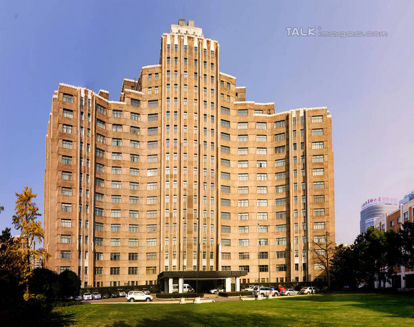 无人,餐厅,高楼大厦,横图,室外,白天,正面,度假,草地,草坪,美景,植物,城市风光,标志建筑,城市,大厦,地标,建筑,摩天大楼,上海,中国,亚洲,阴影,光线,影子,景观,娱乐,建设,草,树,树木,蓝色,绿色,蓝天,天空,阳光,自然,天,享受,休闲,景色,放松,生长,晴朗,成长,申,卢湾区,东亚,锦江饭店,上海市,万里无云,中华人民共和国,沪,华东地区,晴空,晴空万里,彩图,餐馆,大楼,饭店,饭馆,高层建筑,高楼,摩天楼,茂名南路,shgcy1