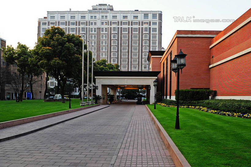 无人,餐厅,高楼大厦,横图,室外,白天,正面,度假,草地,草坪,美景,植物,城市风光,标志建筑,城市,大厦,道路,地标,建筑,路,路灯,摩天大楼,照明,上海,中国,亚洲,景观,小路,灯光,交通,娱乐,建设,灯,草,树,树木,绿色,天空,自然,天,享受,休闲,景色,放松,生长,成长,照亮,申,照明设备,卢湾区,东亚,锦江饭店,上海市,中华人民共和国,沪,华东地区,彩图,餐馆,大楼,饭店,饭馆,高层建筑,高楼,摩天楼,茂名南路,shgcy1