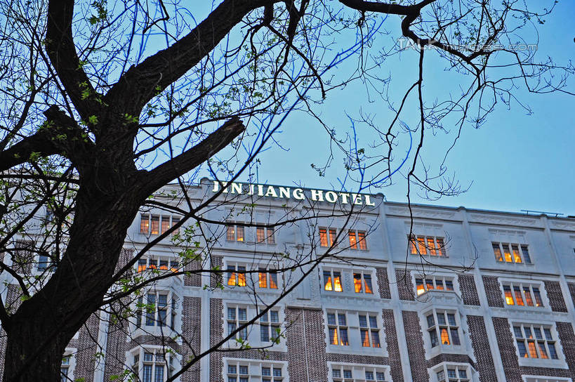 无人,餐厅,高楼大厦,横图,室外,白天,仰视,度假,美景,植物,城市风光,标志建筑,城市,大厦,地标,建筑,摩天大楼,上海,中国,亚洲,阴影,光线,影子,景观,灯光,枝条,娱乐,建设,树,树木,树枝,蓝色,绿色,蓝天,天空,自然,天,享受,休闲,景色,放松,生长,晴朗,成长,申,卢湾区,东亚,锦江饭店,上海市,万里无云,中华人民共和国,沪,华东地区,虬枝,枝杈,晴空,晴空万里,彩图,低角度拍摄,餐馆,大楼,饭店,饭馆,高层建筑,高楼,摩天楼,茂名南路,shgcy1