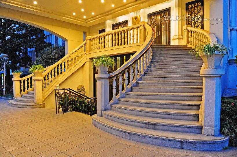 无人,餐厅,高楼大厦,栏杆,横图,室外,白天,正面,度假,美景,植物,楼梯,城市风光,标志建筑,城市,大厦,地标,建筑,摩天大楼,照明,上海,中国,亚洲,阴影,光线,扶手,影子,阶梯,景观,灯光,娱乐,建设,护栏,顶灯,台阶,灯,树,树木,绿色,自然,灯具,享受,休闲,景色,放松,生长,成长,照亮,申,照明设备,卢湾区,东亚,锦江饭店,上海市,中华人民共和国,沪,华东地区,彩图,餐馆,大楼,饭店,饭馆,高层建筑,高楼,摩天楼,茂名南路,shgcy1