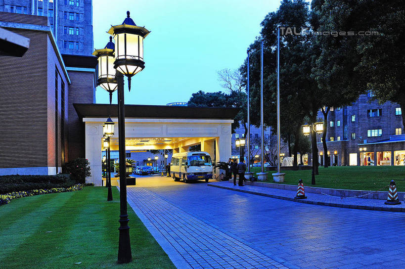 东方人,餐厅,高楼大厦,走,横图,室外,白天,正面,度假,草地,草坪,美景,植物,城市风光,标志建筑,城市,大厦,地标,建筑,路灯,摩天大楼,汽车,照明,上海,中国,亚洲,阴影,服装,光线,影子,景观,灯光,许多人,休闲装,黄种人,娱乐,建设,车,灯,草,树,树木,衣服,蓝色,绿色,蓝天,天空,自然,交通工具,轿车,天,一群人,享受,休闲,休闲服,景色,放松,服饰,生长,晴朗,成长,照亮,申,照明设备,载具,卢湾区,东亚,锦江饭店,上海市,万里无云,中华人民共和国,沪,华东地区,男人,男性,年轻男性,年轻女性,女人,女性,亚洲人,晴空,晴空万里,步行,散步,走路,彩图,全身,餐馆,大楼,饭店,饭馆,高层建筑,高楼,摩天楼,茂名南路,shgcy1