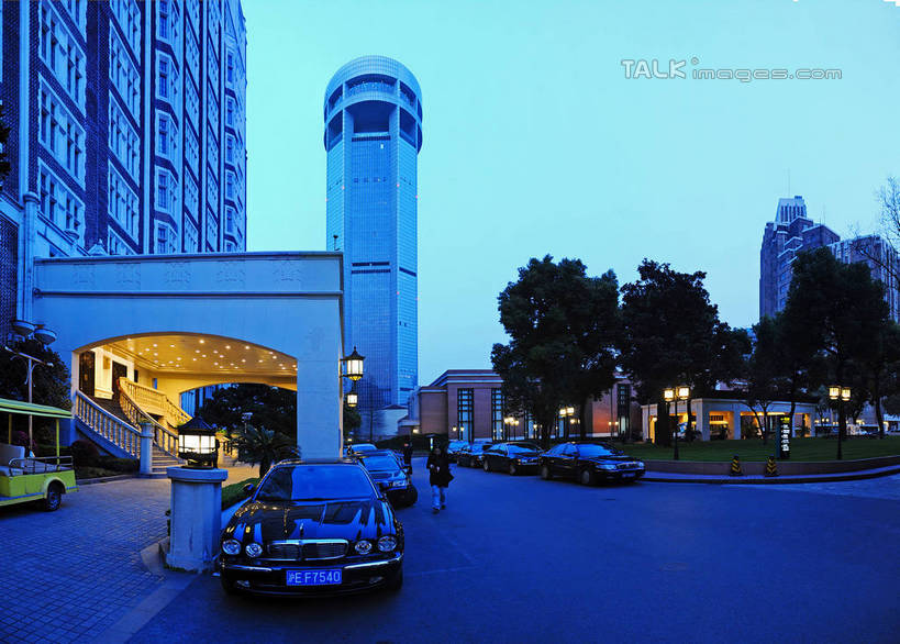 无人,餐厅,高楼大厦,横图,室外,白天,正面,度假,草地,草坪,美景,植物,城市风光,标志建筑,城市,大厦,地标,建筑,路灯,摩天大楼,公共汽车,照明,上海,中国,亚洲,阴影,光线,影子,景观,灯光,巴士,公交车,娱乐,建设,车,灯,草,树,树木,蓝色,绿色,蓝天,天空,自然,交通工具,轿车,天,享受,休闲,景色,放松,生长,晴朗,成长,照亮,申,照明设备,载具,卢湾区,东亚,锦江饭店,上海市,万里无云,中华人民共和国,沪,华东地区,晴空,晴空万里,彩图,餐馆,大楼,饭店,饭馆,高层建筑,高楼,摩天楼,茂名南路,shgcy1