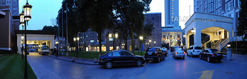 无人,餐厅,高楼大厦,横图,室外,白天,正面,度假,草地,草坪,美景,植物,城市风光,标志建筑,城市,大厦,地标,建筑,路灯,摩天大楼,汽车,照明,上海,中国,亚洲,阴影,光线,影子,景观,灯光,娱乐,建设,车,灯,草,树,树木,蓝色,绿色,蓝天,天空,自然,交通工具,轿车,天,享受,休闲,景色,放松,生长,晴朗,成长,照亮,申,照明设备,载具,卢湾区,东亚,锦江饭店,上海市,万里无云,中华人民共和国,沪,华东地区,晴空,晴空万里,彩图,餐馆,大楼,饭店,饭馆,高层建筑,高楼,摩天楼,茂名南路,shgcy1