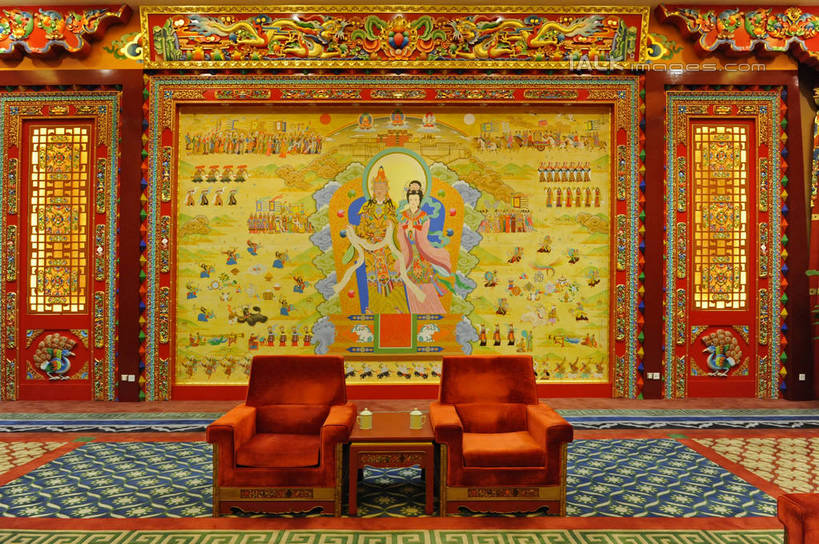 无人,横图,室内,白天,正面,旅游,度假,绘画,桌面,桌子,标志建筑,地标,建筑,椅子,木雕,雕塑,中国,亚洲,节日,艺术,装饰,木制,雕刻,雕像,木桌,墙,文化,娱乐,建设,江苏,无锡,壁画,墙壁,墙面,木制品,工艺品,祈祷,享受,休闲,健康,旅游胜地,放松,许愿,宗教,佛教,信仰,纪念,华丽,修饰,祈求,美术,点缀,主题,陈列,东亚,江苏省,灵山胜境,中华人民共和国,华东地区,苏,功能,美学,衬托,美观,雅致,雅观,无锡市,释教,平安,画画,彩图,滨湖区,灵山梵宫,木桌子,shgcy1