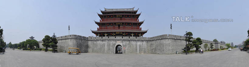 无人,横图,室外,白天,正面,旅游,度假,名胜古迹,植物,门,标志建筑,地标,建筑,中国,亚洲,阴影,遗迹,光线,影子,墙,拱门,古迹,文物,娱乐,建设,古建筑,墙壁,墙面,树,树木,蓝色,绿色,蓝天,天空,阳光,自然,门框,天,享受,休闲,旅游胜地,放松,生长,晴朗,成长,古文明,东亚,广东,潮州,潮州市,广东省,广济楼,万里无云,中华人民共和国,华南地区,粤,晴空,晴空万里,彩图,潮州古城,潮州广济门城楼,广济门,广济门城楼,湘桥,湘桥区,shgcy1