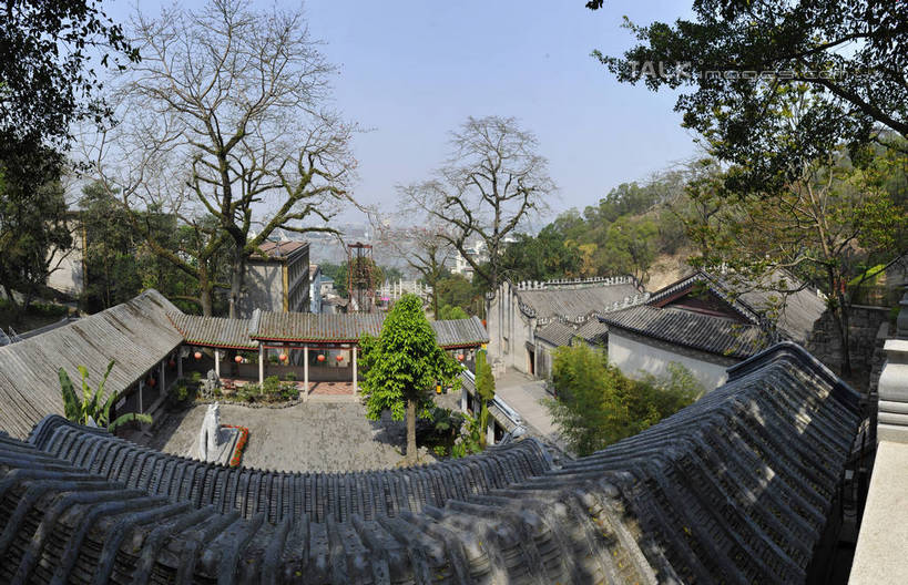无人,横图,俯视,室外,白天,旅游,度假,名胜古迹,植物,标志建筑,地标,建筑,中国,亚洲,阴影,遗迹,光线,瓦片,影子,屋顶,顶棚,瓦,古迹,文物,娱乐,建设,古建筑,树,树木,蓝色,绿色,蓝天,天空,阳光,自然,天,享受,休闲,旅游胜地,放松,建造,生长,晴朗,成长,古文明,东亚,屋瓦,广东,韩江,潮州,潮州市,广东省,韩文公祠,万里无云,中华人民共和国,华南地区,粤,晴空,晴空万里,彩图,高角度拍摄,湘桥,湘桥区,shgcy1