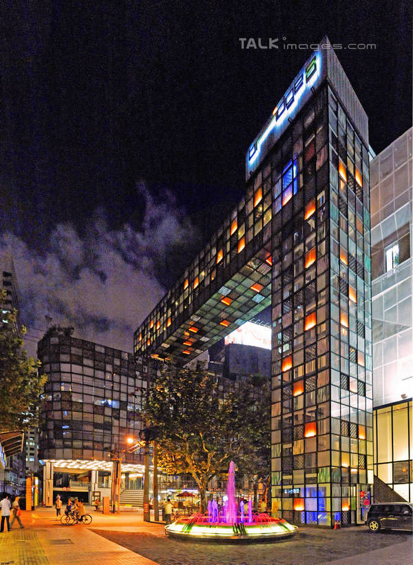 无人,家,竖图,彩色,室外,夜晚,仰视,旅游,度假,美景,植物,城市风光,城市,建筑,霓虹灯,夜景,上海,中国,亚洲,阴影,光线,影子,房屋,屋子,景观,公寓,灯光,七彩,娱乐,光源,建设,洋房,楼房,霓虹,住宅,灯,树,树木,绿色,自然,享受,休闲,景色,放松,生长,成长,申,照明设备,卢湾区,东亚,建国中路,八号桥,上海市,中华人民共和国,沪,华东地区,氖灯,彩图,低角度拍摄,房子,shgcy1