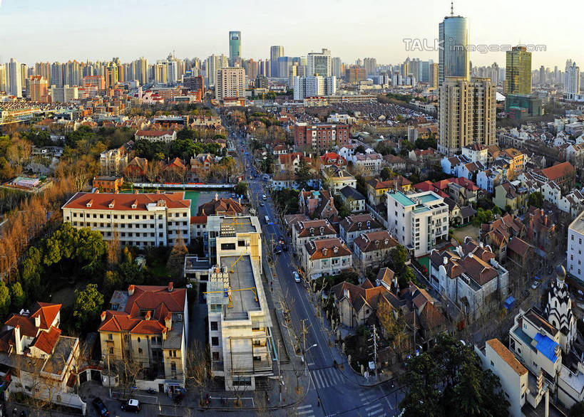 无人,家,高楼大厦,横图,全景,俯视,航拍,室外,白天,度假,美景,天际线,植物,城市风光,城市,大厦,道路,建筑,路,摩天大楼,公路,上海,中国,亚洲,阴影,光线,影子,房屋,屋子,景观,公寓,分界线,停车线,交通,娱乐,建设,洋房,楼房,住宅,树,树木,蓝色,绿色,蓝天,天空,阳光,自然,天,享受,休闲,景色,放松,生长,晴朗,成长,车行道,车行道分界线,申,鸟瞰,标线,卢湾区,东亚,车行线,思南路,上海市,万里无云,中华人民共和国,沪,华东地区,晴空,晴空万里,马路,彩图,高角度拍摄,房子,大楼,高层建筑,高楼,摩天楼,马斯南路,shgcy1