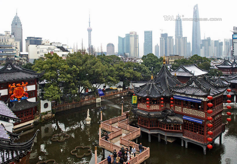 无人,高楼大厦,横图,俯视,航拍,室外,白天,旅游,度假,湖,湖泊,名胜古迹,水,植物,标志建筑,大厦,地标,建筑,摩天大楼,照明,上海,中国,亚洲,吊挂,悬挂,波纹,遗迹,灯笼,纸灯笼,湖面,水流,水面,涟漪,挂,古迹,文物,娱乐,建设,古建筑,树,树木,绿色,倒影,水纹,天空,自然,灯具,楼宇,九曲桥,豫园,波浪,湖水,天,享受,休闲,旅游胜地,放松,生长,成长,照亮,申,倒映,照明设备,鸟瞰,黄浦区,古文明,东亚,上海市,中华人民共和国,沪,华东地区,水晕,反照,上海九曲桥,彩图,高角度拍摄,大楼,高层建筑,高楼,摩天楼,shgcy1